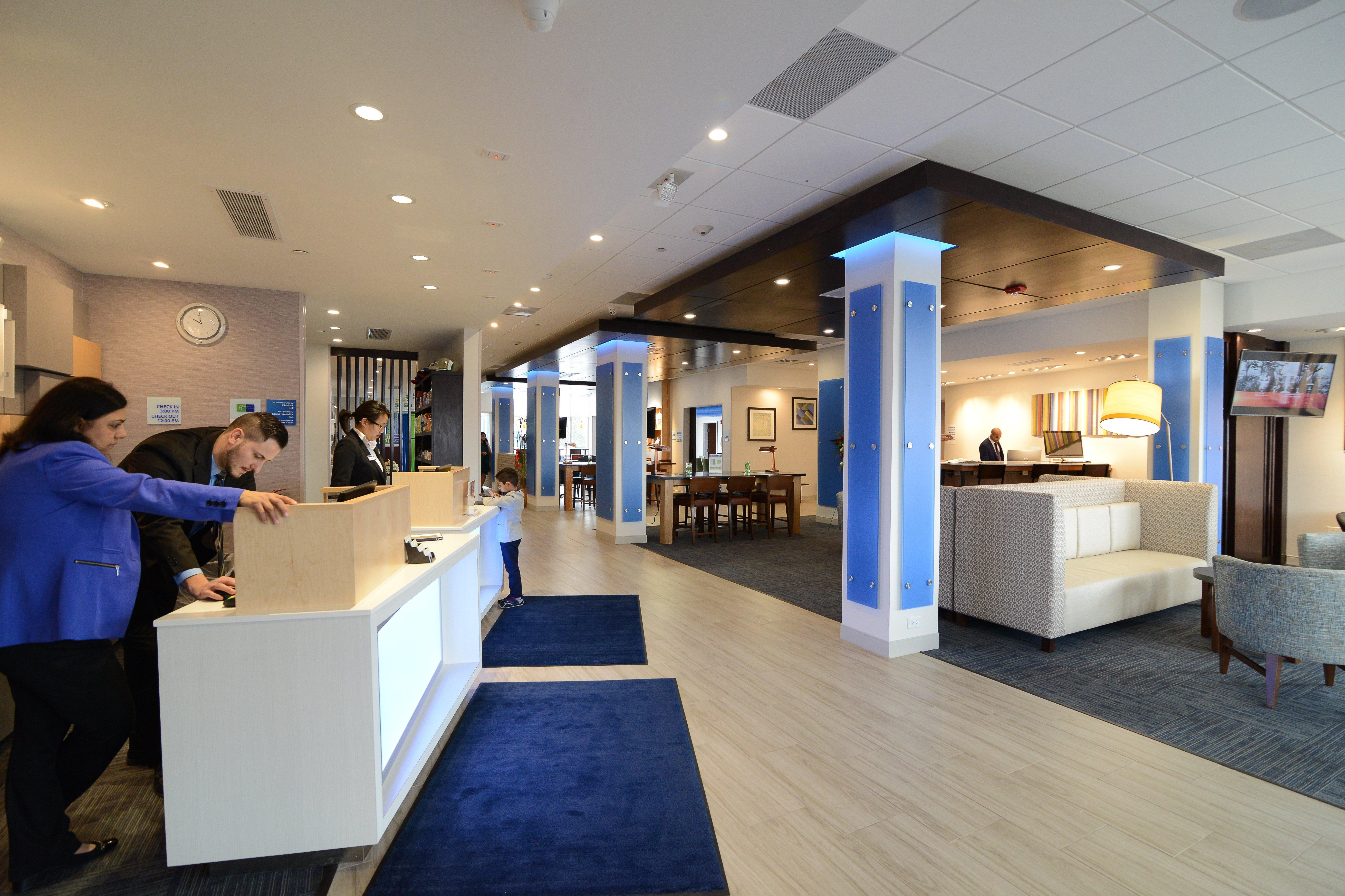 Holiday Inn Express & Suites Chicago North Shore - Niles By Ihg Екстериор снимка