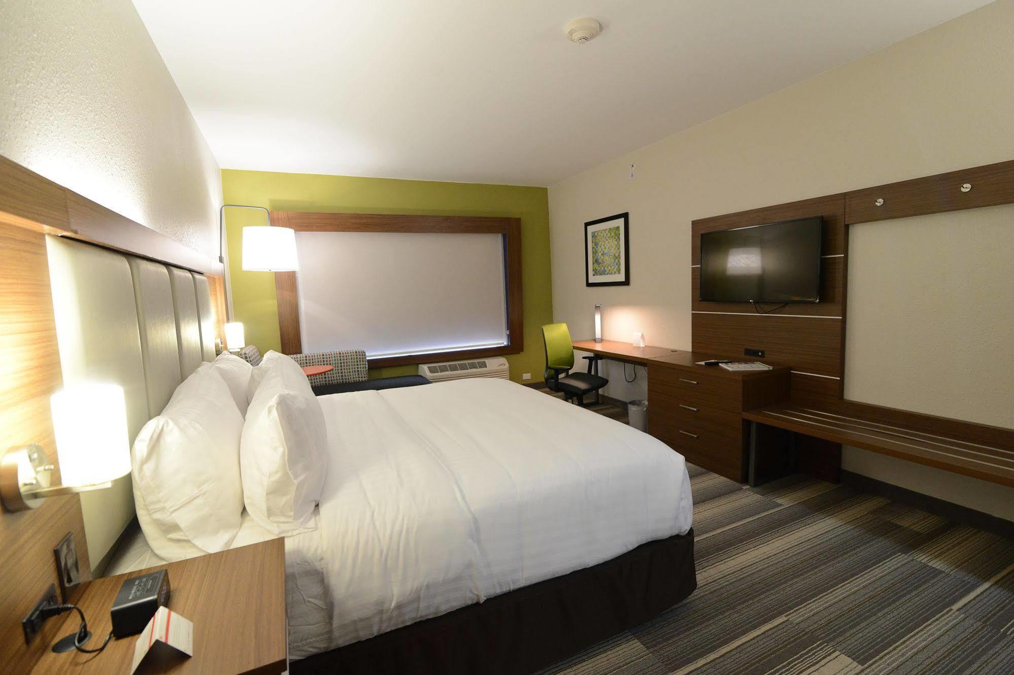 Holiday Inn Express & Suites Chicago North Shore - Niles By Ihg Екстериор снимка
